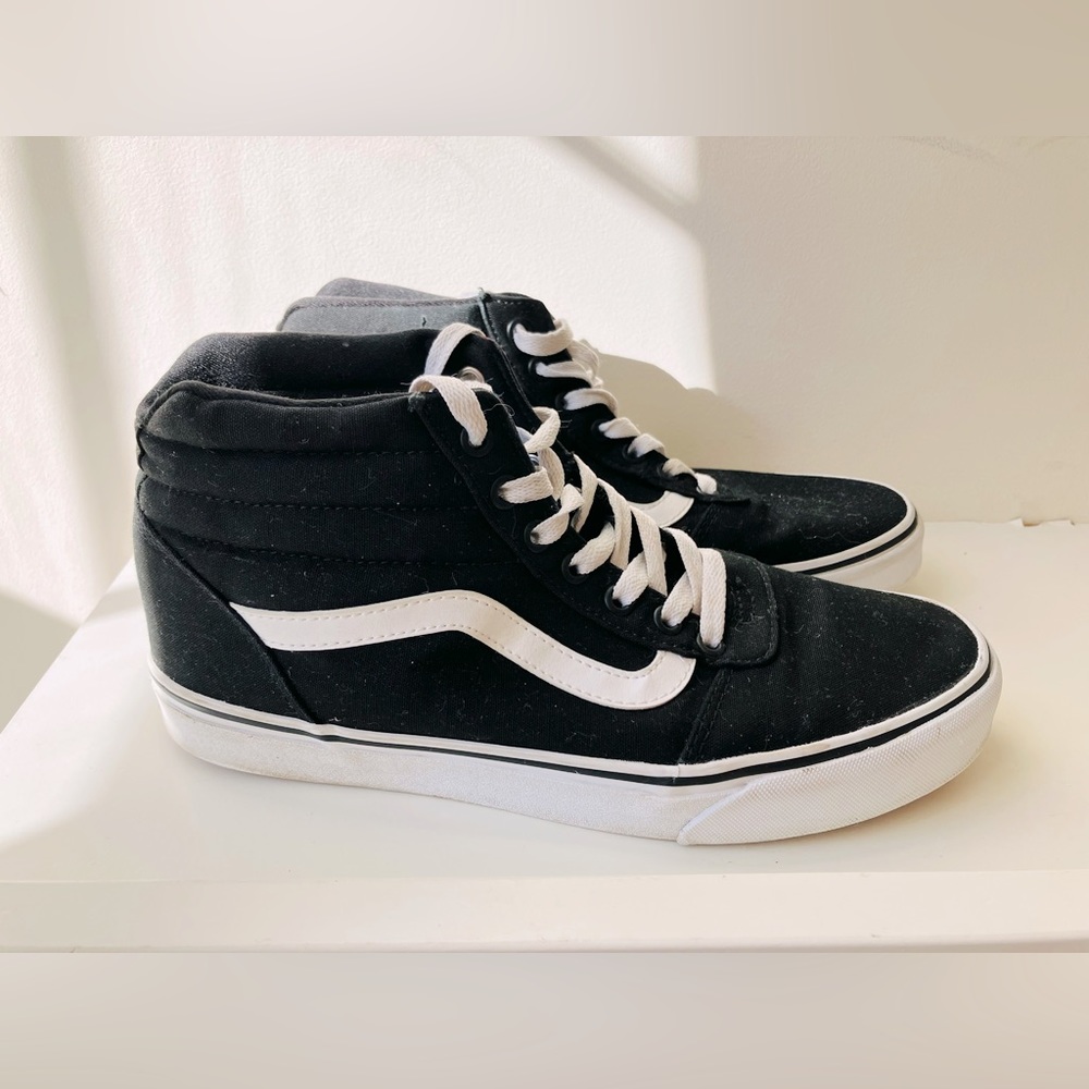 Vans Old Skool Hi Top Sneakers in Black
